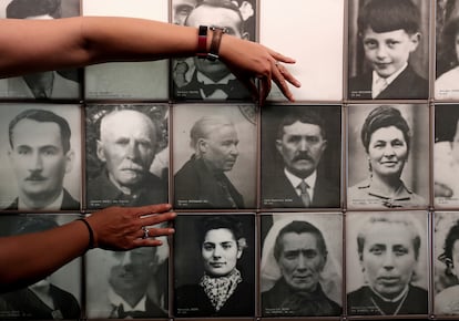 En el centro de la imagen, Ramona Domínguez Gil, víctima de una matanza ocurrida en el pueblo francés de Oradour-sur-Glane, el 10 de junio de 1944.