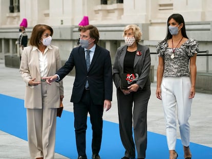 De izquierda a derecha, Ana Botella, José Luis Martínez-Almeida, Manuela Carmena y Begoña Villacís en el Palacio de Cibeles este sábado durante el acto de entrega de las medallas de la ciudad.