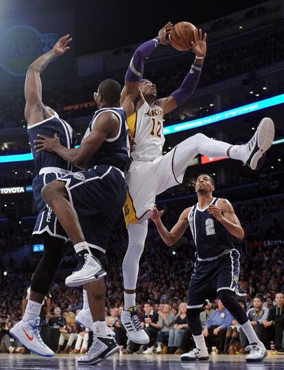 Dwight Howard de los Lakers salta a canasta.