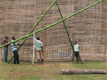 El fotógrafo Patrick Willocq construyó una serie de escenarios en Bikoro (Congo) que recreaban los sueños de las mujeres de la tribu ekonda.