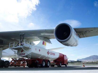 Un avión de Iberia reposta con queroseno de Cepsa.