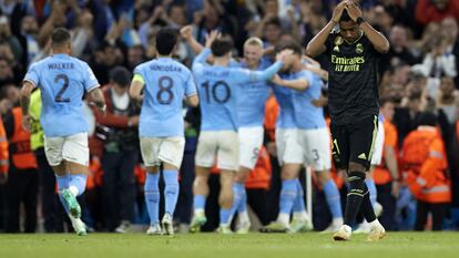 Rodrygo se lamenta mientras los jugadores del City celebran uno de los cuatro goles del año pasado en el Etihad.