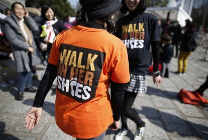 "Walk in her shoes" (Ponte en sus zapatos) es un evento en el que hombres y mujeres caminan 8 kilómetros cargados con 10 litros de agua para tomar conciencia de la difícil situación de muchas mujeres en los países subdesarrollados y defender los derechos de las mujeres el Día Internacional de la Mujer.