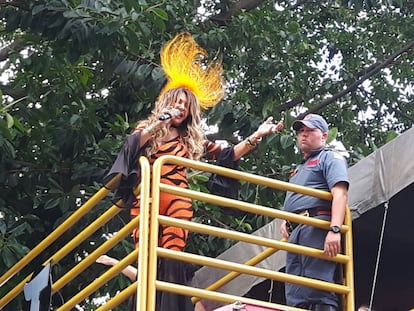 A cantora Elba Ramalho anima o bloco Frevo de Mulher, na concentração do bloco de Alceu Valença, em São Paulo 