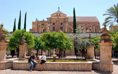 Visitantes en el patio interior de la Mezquita de Córdoba.