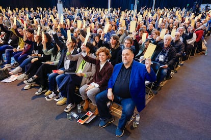 El líder de ERC, Oriol Junqueras (centro), y la secretaria general, Elisenda Alamany (derecha), en una de las votaciones del plenario del Congreso de ERC, en Martorell.