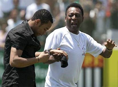 Robinho, acompañado por Pelé durante su presentación.