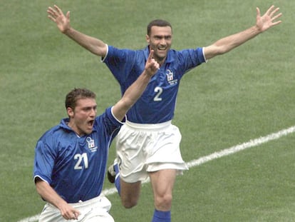 Bergomi celebra junto a Vieri la victoria ante Austria en el Mundial del 98.