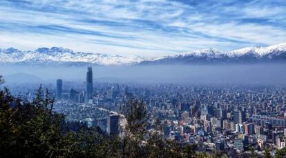 Vista desde la altura de la capital, Santiago de Chile, a los pies de la cordillera de Los Andes.