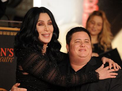 Chaz Bono, abrazado por su madre, Cher.