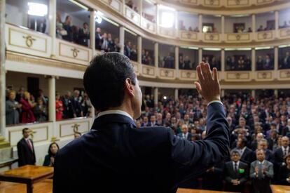 Enrique Peña Nieto saluda en el Teatro de la República de Querétaro.