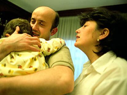 José Martínez y Josefa Ruiz, con su hijo Mario, el miércoles en su casa de Vilanova i la Geltrú (Barcelona).