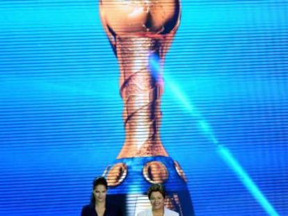 À direita, Dilma Rousseff, presidenta do Brasil, durante a celebração da Copa do Mundo de Futebol no Rio, em 2014.