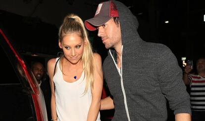 Enrique Iglesias y Anna Kournikova saliendo de un restaurante en Los Ángeles, en julio de 2016.