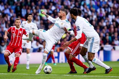 El defensa del Real Madrid Sergio Ramos (2i) intenta despejar el balón antes del primer gol de los alemanes.