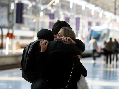 Dos personas se abrazan en la Estación María Zambrano de Málaga.