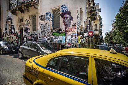 Imagem do bairro de Exarchia, no centro de Atenas, onde grupos anarquistas gerenciam o bairro e dão refúgio a refugiados em edifícios ocupados chamados 'squats'.