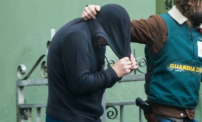 José Enrique Abuín Gey, durante un registro al poco de su detención. 