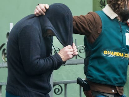 José Enrique Abuín Gey, durante un registro al poco de su detención. 