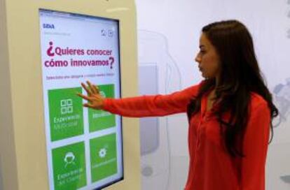 Una mujer participa en la inauguración del Centro de Innovación del BBVA Colombia, en Bogotá (Colombia).