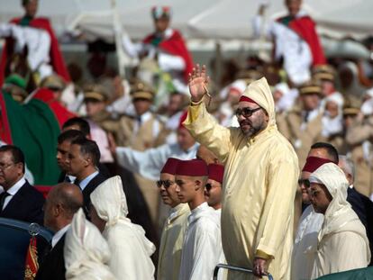 El rey Mohamed VI saluda a la multitud, el 31 de julio de 2018 en Tetuán.