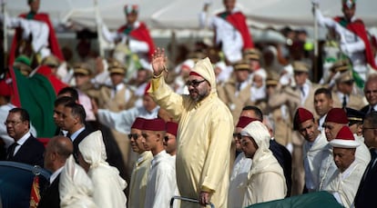 El rey Mohamed VI saluda a la multitud, el 31 de julio de 2018 en Tetuán.