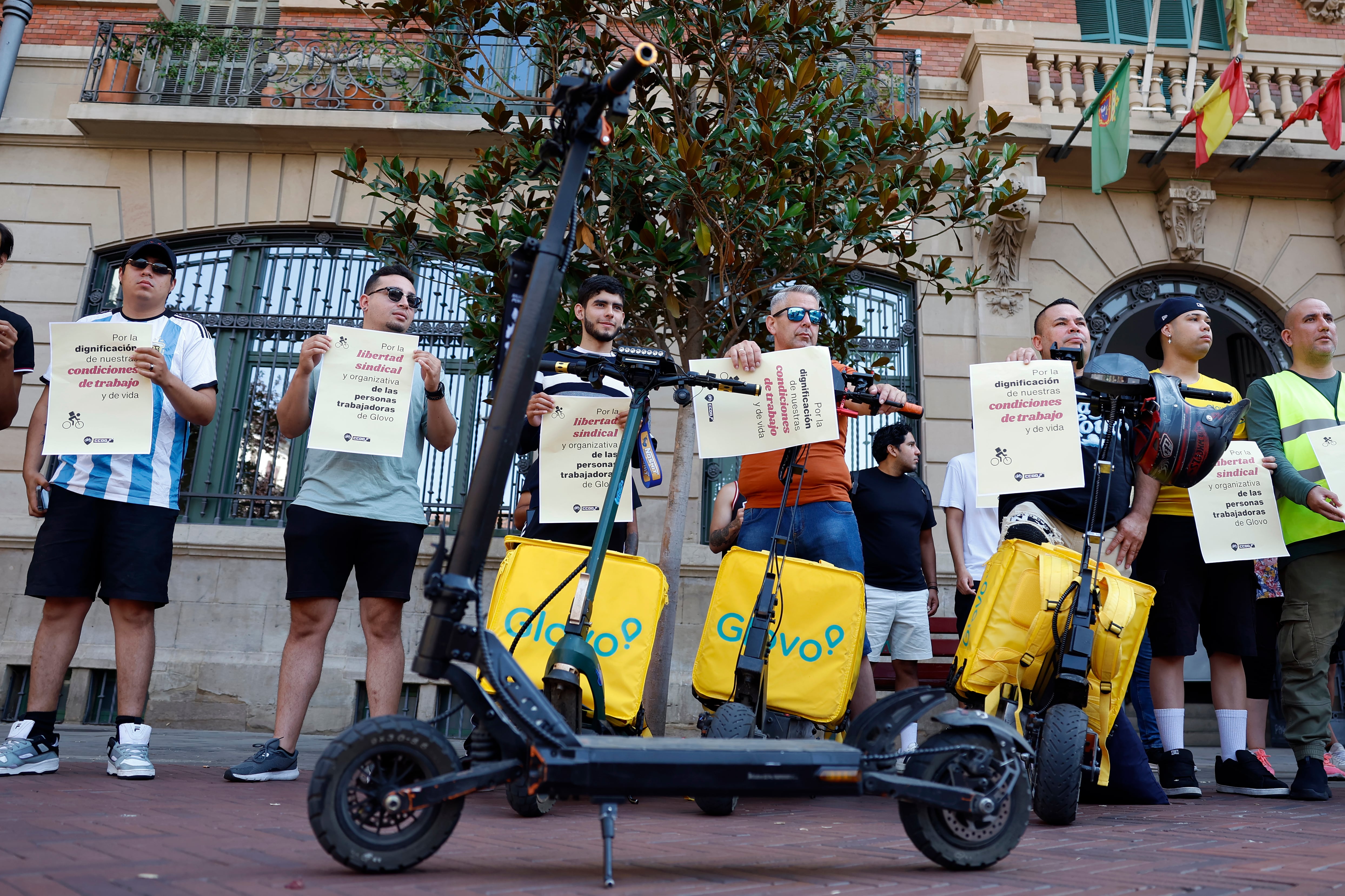 CC OO y repartidores de Glovo protestar por el retraso de las elecciones sindicales de la compañía, el pasado viernes, en Pamplona.