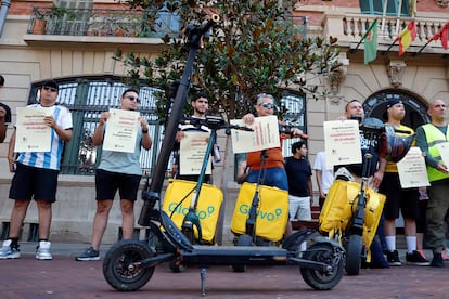 CC OO y repartidores de Glovo protestar por el retraso de las elecciones sindicales de la compañía, el pasado viernes, en Pamplona.
