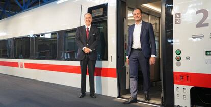 El CEO de Talgo, Gonzalo Urquijo, y el ejecutivo de DB, Michael Peterson. 