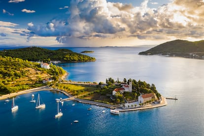 Costa Dálmata (Croacia).  Desde la punta de Istria a la deslumbrante Dubrovnik, la costa adriática de Croacia es una de las más bellas y deslumbrantes del mundo. Aunque solo mide unos 600 kilómetros en línea recta, el litoral adriático de Croacia alcanza los 1.778 kilómetros si se tienen en cuenta todos los entrantes y salientes y el contorno de las islas. El encanto de las aguas claras y el clima templado hace que, literalmente, millones de turistas acudan a sus playas cada verano. Quien espere largos arenales, se llevará una decepción: lo más frecuente son las calas de guijarros o rocas protegidas por pinos, olivos y pequeños arbustos. En la costa dálmata hay más de 1.200 islas. La de Vir (en la foto) es el secreto mejor guardado del archipiélago de Zadar. Entre las más extensas están las de Krk y Pag, unidas al continente por puentes. Entre las más pequeñas, las del archipiélago de las Kornati, todas ellas un paraíso con un montón de bahías solitarias en islas desiertas por explorar.