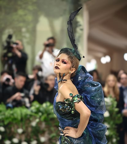 Zendaya con un diseño de John Galliano para Maison Margiela con el que no podía moverse en la gala Met.