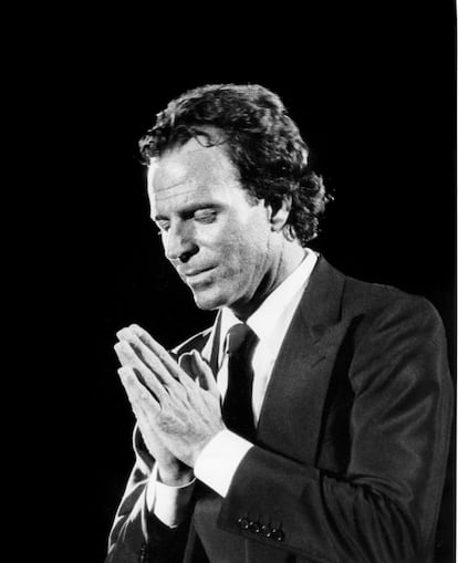 Julio Iglesias en 1983 en su concierto en el estadio Santiago Bernabéu de Madrid, ante 100.000 personas.