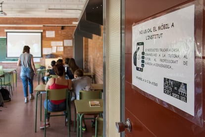 Cartel que avisa de la prohibición de utilizar el teléfono móvil en un instituto de Lleida.
