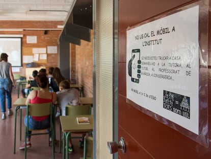 Cartel que avisa de la recomendación de no utilizar el móvil en el IES Torre Vicens de Lleida. En el cartel, en catalán: "No os hace falta el móvil en el instituto, si necesitáis llamar a casa, pedídselo a la tutora, al tutor, al profesorado de guardia, en conserjería...".