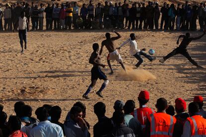 Un partido de fútbol en el centro del campamento para evadirse durante un rato.