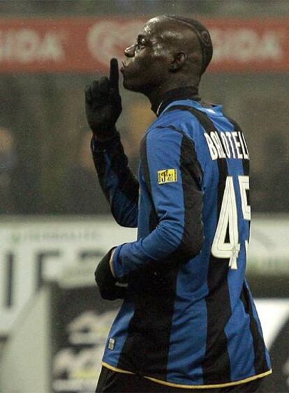 Balotelli acalla a la hinchada del Roma tras marcar un gol.