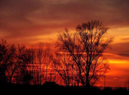 El cielo se incendia con maravillosos colores durante un atardecer en Salamanca