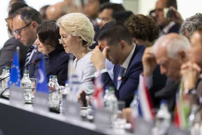 La presidenta de la Comisión Europea, Ursula von der Leyen, durante la sesión plenaria de la Cumbre por la Paz en Ucrania,  este domingo en Stansstad (Suiza). 