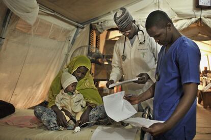 El doctor Mohammed y una enfermera revisan el estado de salud de un niño en el centro nutricional de MSF en Fori, Nigeria. El país africano tiene la segunda tasa más alta de niños con retraso en el crecimiento (por desnutrición crónica) del mundo, con una prevalencia nacional del 32% de los niños menores de cinco años. Se estima que dos millones de niños en Nigeria padecen desnutrición aguda grave (SAM), pero solo dos de cada 10 niños afectados reciben tratamiento.