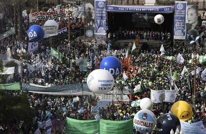 Palco de la CGT frente a la Casa Rosada, en la Plaza de Mayo.