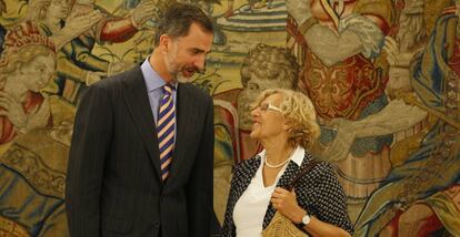 El rey Felipe VI con la alcaldesa de Madrid, Manuela Carmena. 