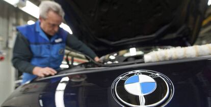 Un empleado trabajando en la f&aacute;brica de BMW en Dingolfing (Alemania). 