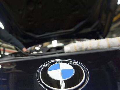 Un empleado trabajando en la f&aacute;brica de BMW en Dingolfing (Alemania). 