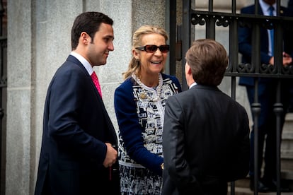 José Luis Martínez-Almeida saluda a la infanta Elena, que llega acompañada por sus hijos, Victoria Federica y Felipe Juan Froilán de Marichalar y Borbón (en la imagen). 














