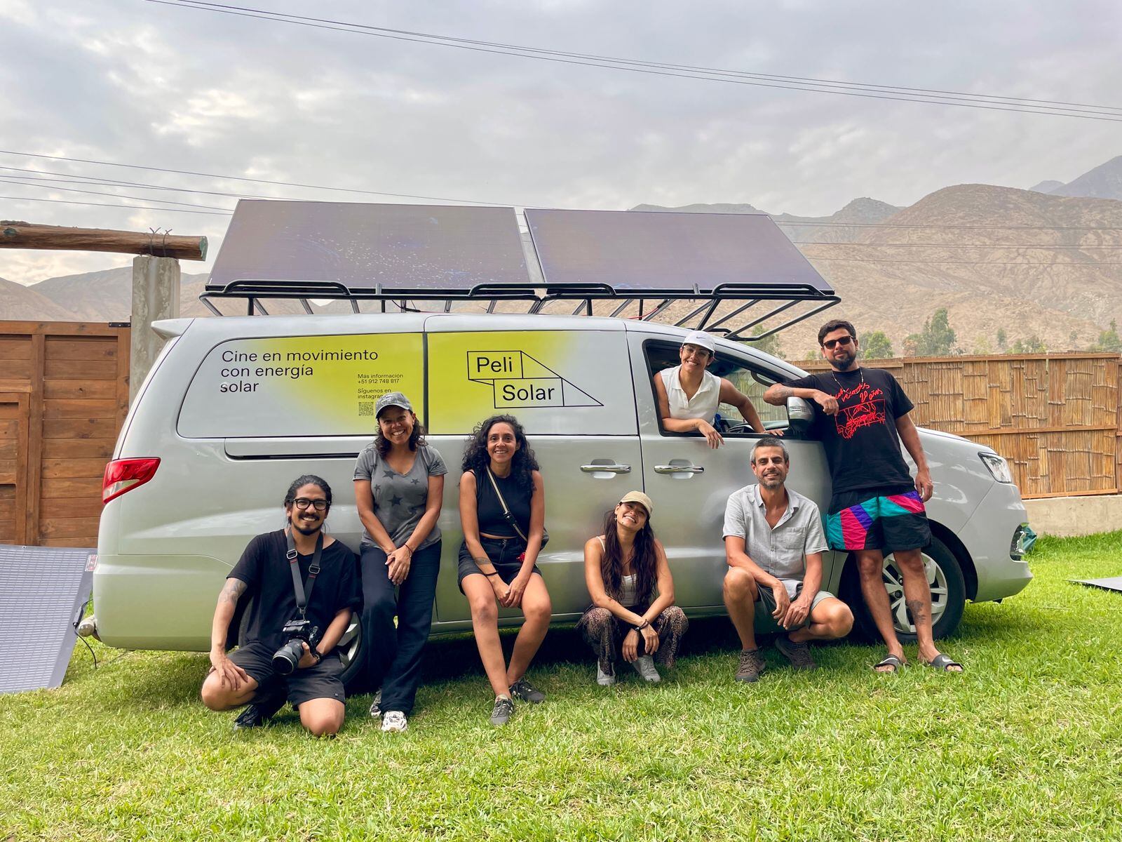 El equipo de PeliSolar con la camioneta que transporta los paneles solares.