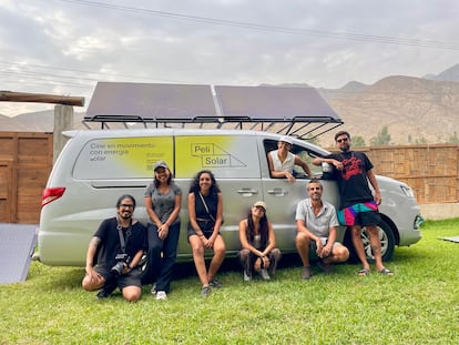 El equipo de PeliSolar con la camioneta que transporta los paneles solares.