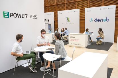 Varios jóvenes mantienen entrevistas en distintas empresas tecnológicas durante la Feria del Talento de Donostia. Imagen cedida por Fomento de San Sebastián.