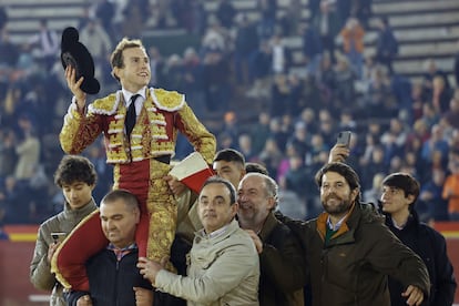 Román, a hombros tras cortar dos orejas en la última corrida de la Feria de Fallas.