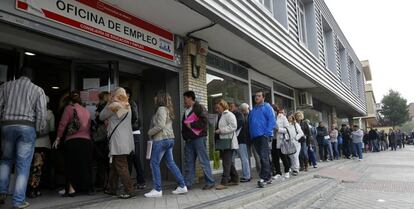 Decenas de personas ante una oficina de empleo en Vallecas.