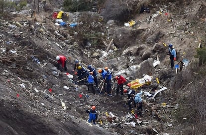 Pesquisadores e policiais franceses trabalham entre os escombros espalhados no lugar onde o Airbus A320-211, vôo GWI9525 da Germanwings, caiu. Dias após o acidente em que morreram 150 pessoas, se soube que o copiloto Andreas Lubitz sofria uma doença psíquica e derrubou intencionalmente a aeronave.